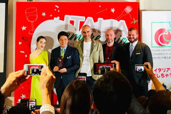 Tokyo, Mita
ITALIA amore mio! 2019 Official Press Conference
From left: Fashion model Saira Kunikida,
this year's PR ambassador, talent Ryuta Mine,
President of the Italian Chamber of Commerce in Japan (ICCJ) Davide Fantoni,
and to the right, Chairman of the Italian Chamber of Commerce in Japan (ICCJ)
Oliviero Morelli, with the Italian Embassy in Japan