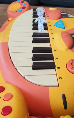 רוני אמרגי, בת 8