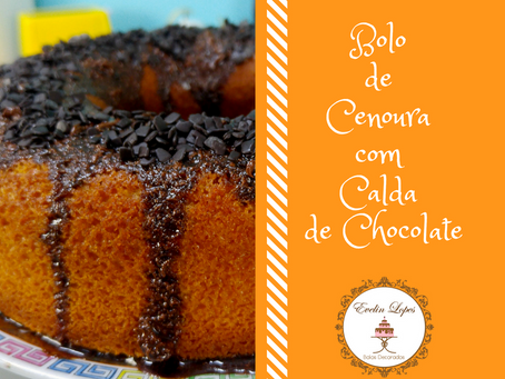 Bolo de cenoura com calda de chocolate