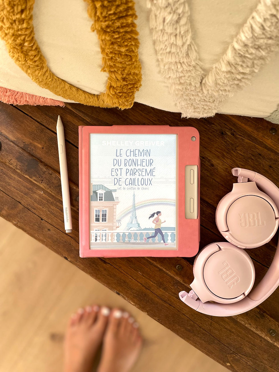 Liseuse Kobo avec le livre : le chemin est parsemé de cailloux et de crottes de chien