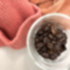 Kahvinpapuja ja tekstiilejä muovilaatikossa