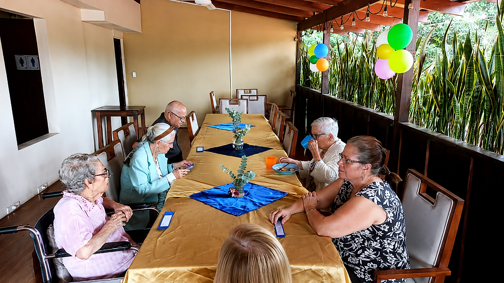 Cena para personas mayores en instalaciones para adultos mayores