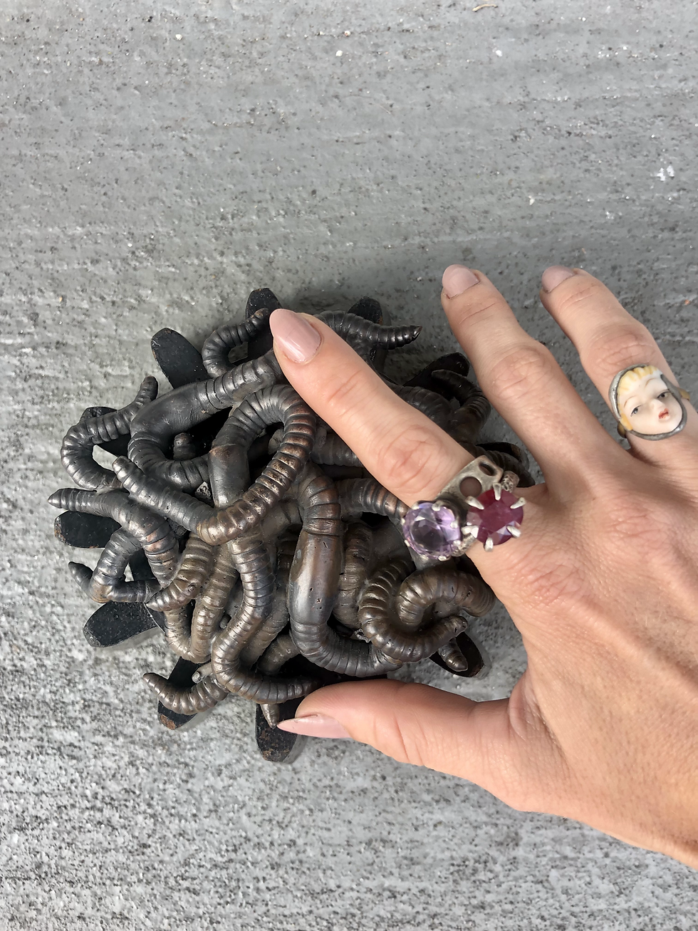 Küçük resim: Worm Pile by R Scott Long