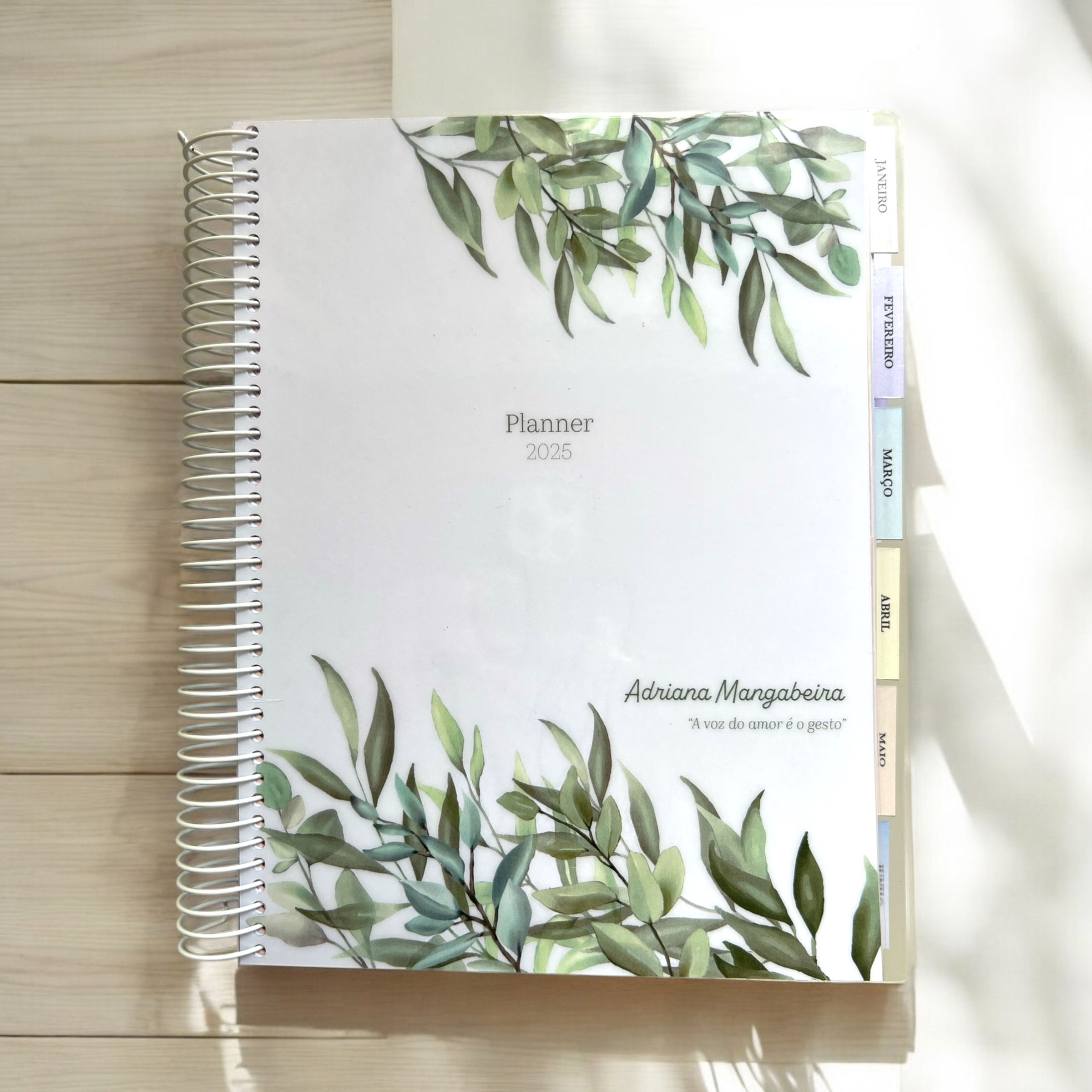 Planner Anual: Folhagem
Formato 235 x 175mm. Papel em alta gramatura. 225 páginas com 12 divisórias ilustradas. Pocket para documentos. Mapa da sua história. Mais de 600 adesivos exclusivos. Acompanha bloco de notas personalizado. 