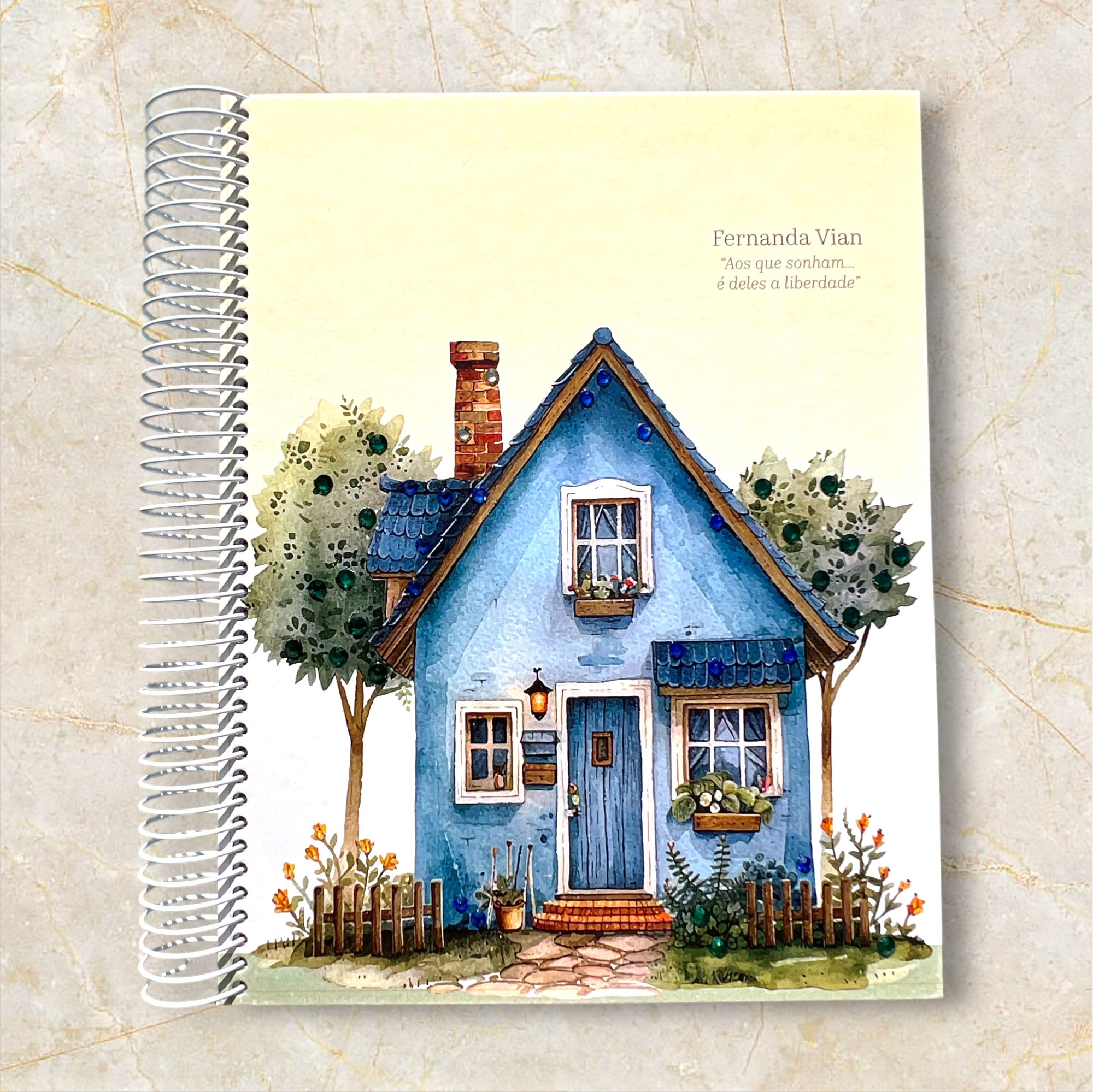 Planner Casinha Azul
Edição Limitada em capa dura personalizada e decorada com cristais swarovski. Formato 235 x 175mm. Papel em alta gramatura. 242 páginas. Pocket para documentos. Mapa da sua história. Mais de 600 adesivos exclusivos. Acompanha bloco de notas personalizado