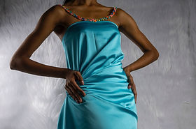 Modelo con un traje de seda azul