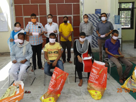 दिव्यांग का सम्मान कर उन्हें राशन के कीट, नगद एवं मास्क भेंट किये गये
