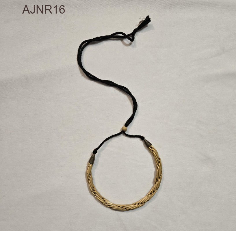 Accessory: Reed necklace in natural gold color