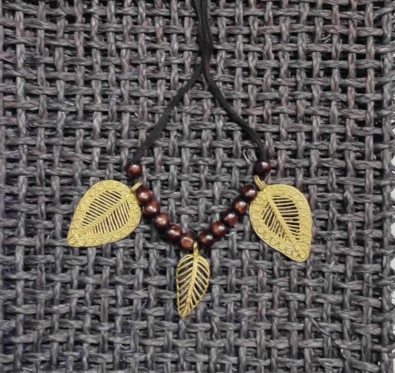 Accessory: Dokra necklace with 3 leaf pendants