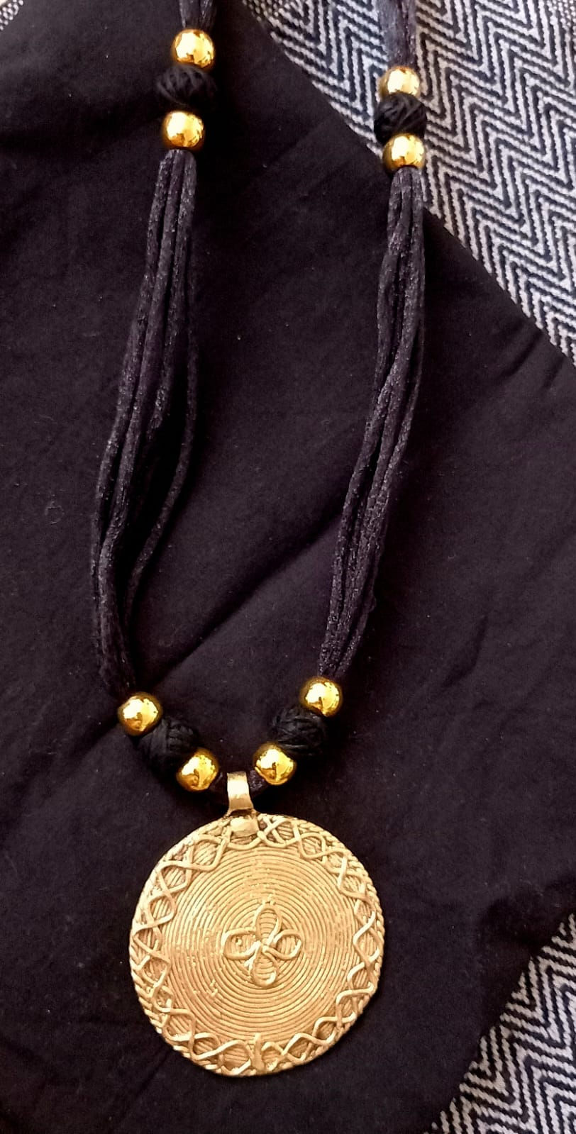 Accessory: Dokra necklace with a circular pendant