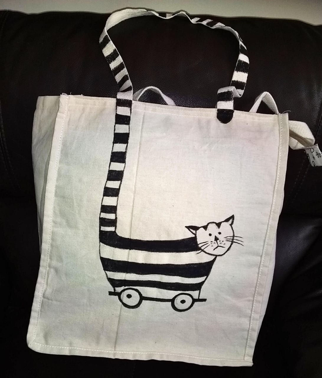 Bag: White canvas shoulder bag