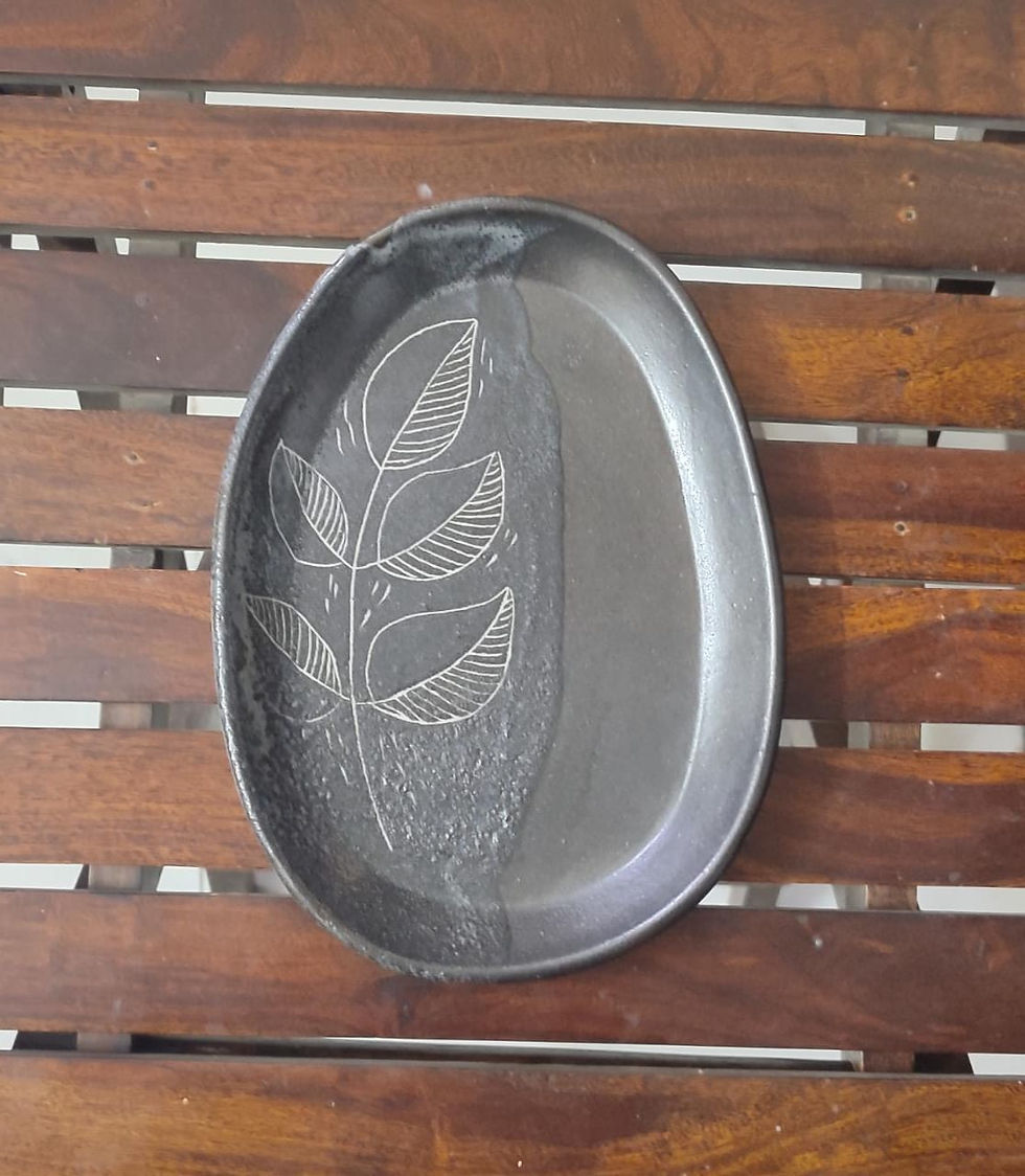 Kitchen & Dining: Ceramic tray with black accent