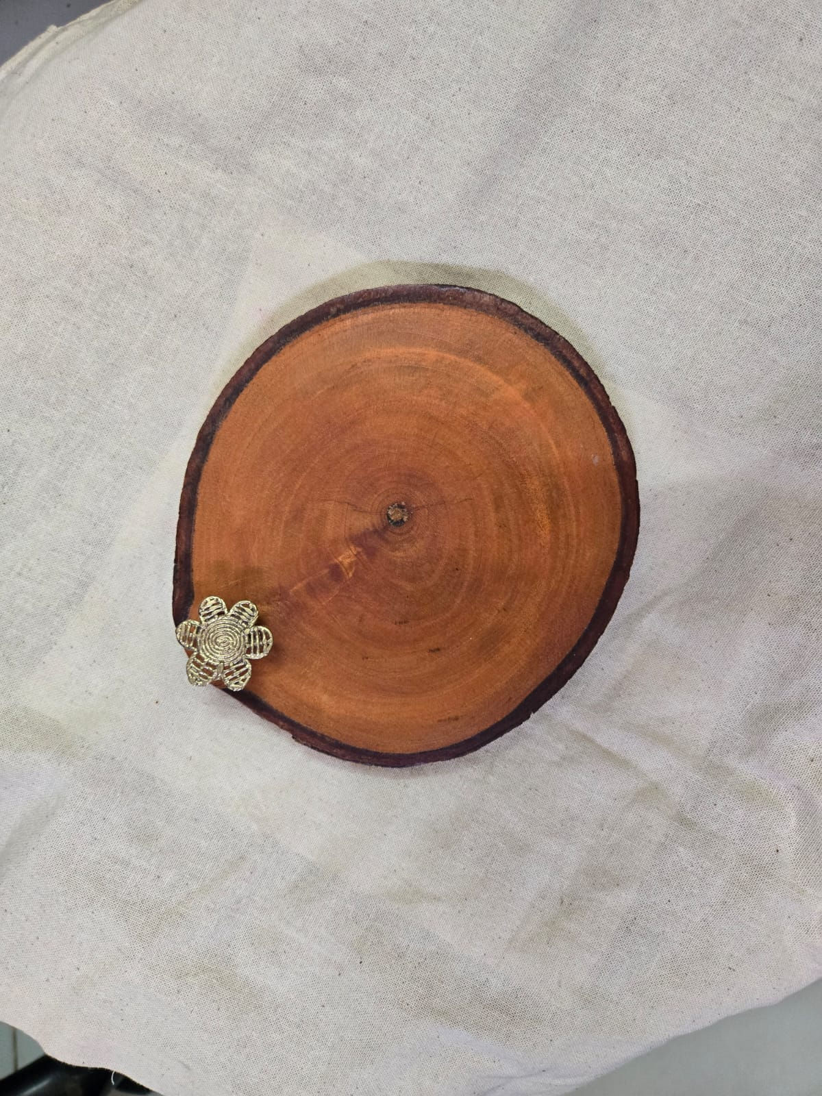 Kitchen & Dining: Wooden tray with flower in dokra