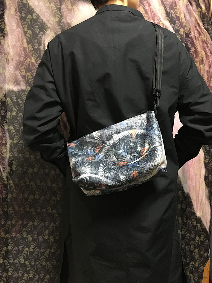 サムネイル： 好奇の視線