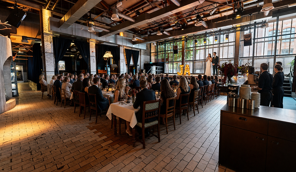 Hochzeitsfeier im Backstein-Interieur der Seifenfabrik Düsseldorf