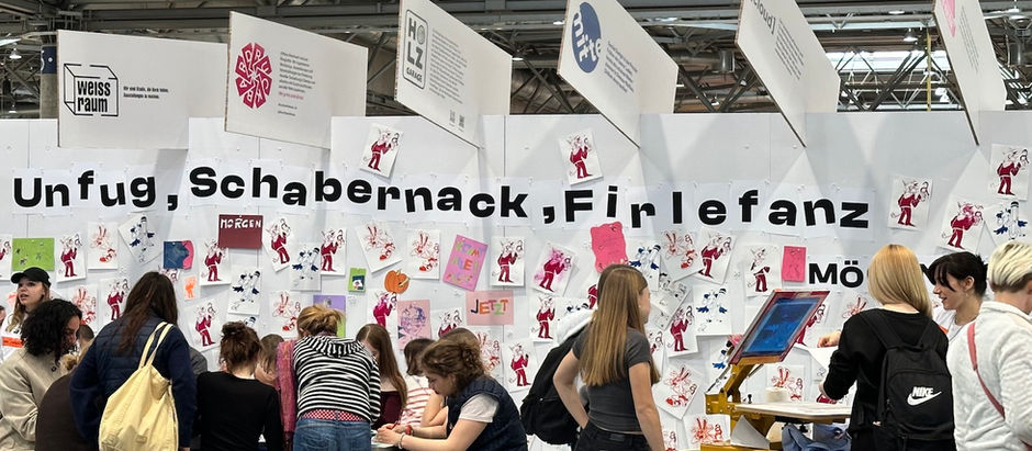 Ein Messestand auf der Leipziger Buchmesse. Im Hintergrund steht: Unfug, Schabernack, Firlefanz. Davor bewegen sich Menschen.