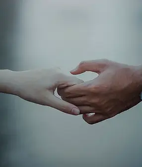 couple-hands-gottman.webp