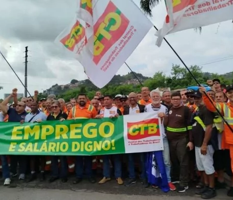 50 mil trabalhadores portuários entram em greve no Brasil