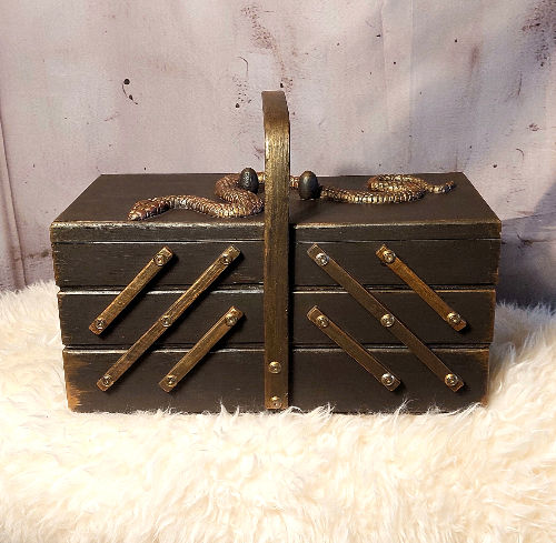 Miniature : Vue du dessus de la boîte Échidna avec serpent central – boîte à couture ésotérique artisanale