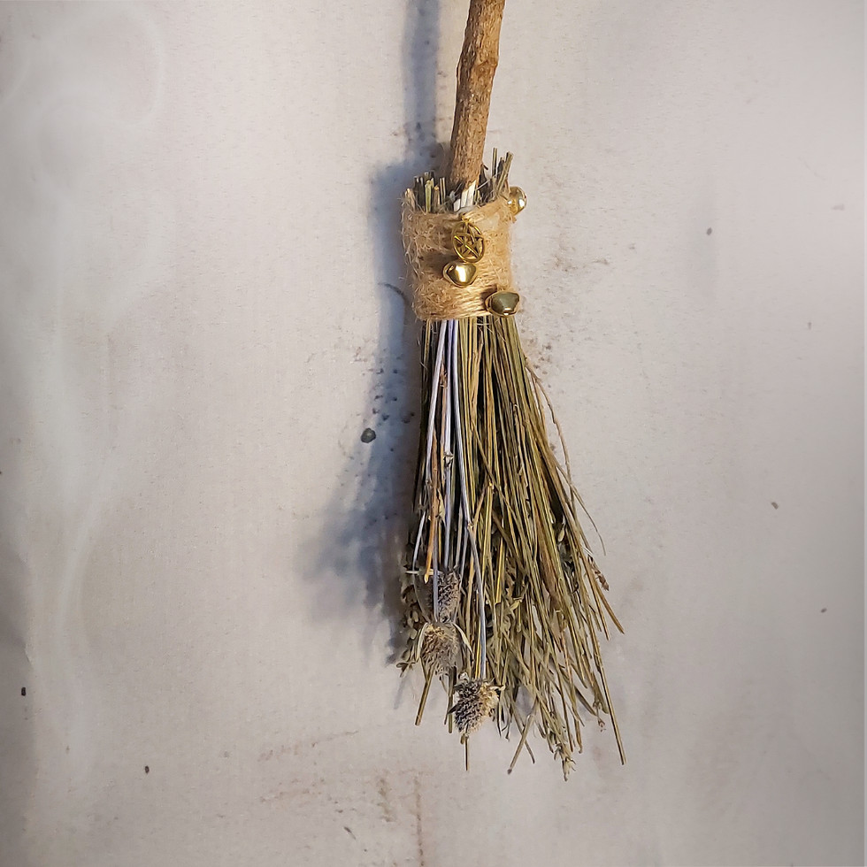 lavande et chardon connus pour leurs vertus purificatrices constituent le balai d'autel