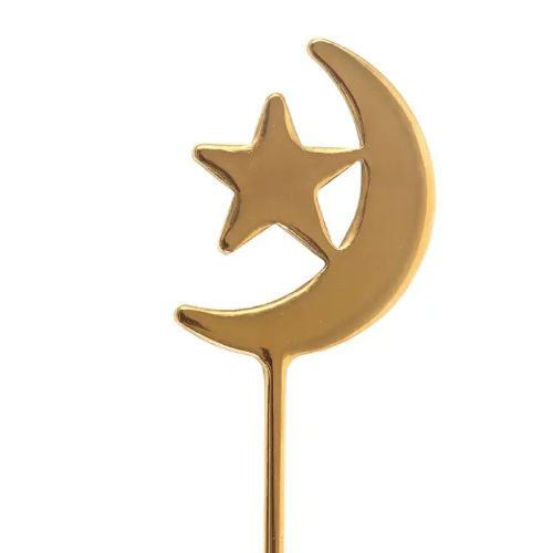 détail de l'extrémité du manche de la cuillère dorée avec le motif lune et étoile entrelacés