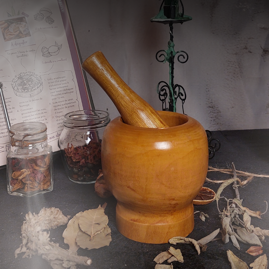 Mortier de sorcellerie avec son pilon, en bois d'olivier, pratique pour broyer épices, herbes et résines pour ses rituels