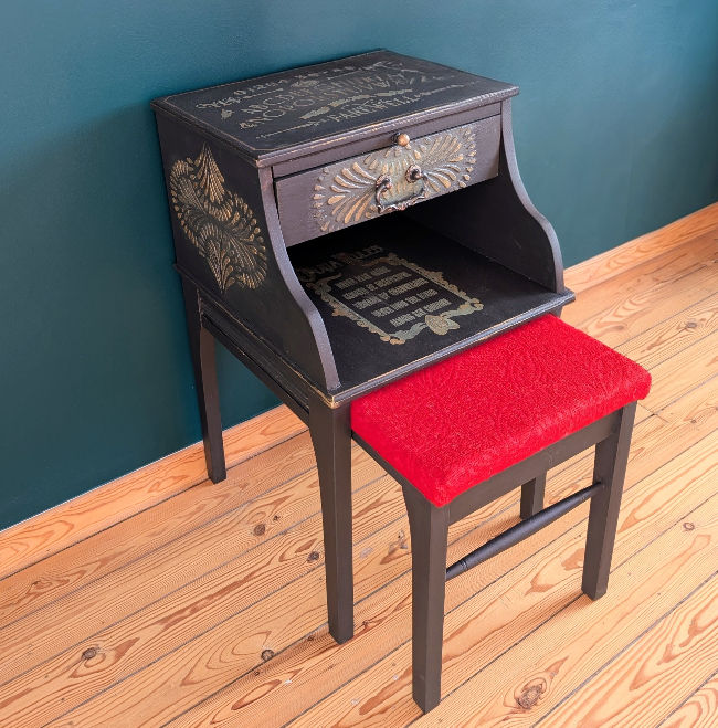 Miniature : Vue trois-quarts d’un meuble spiritisme ancien avec tabouret rouge