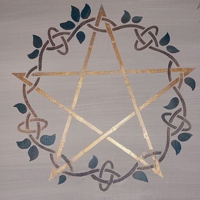 Miniature : Vue détailée du pentacle doré peint à la main dans l'autel de sorcière "secret lunaire"