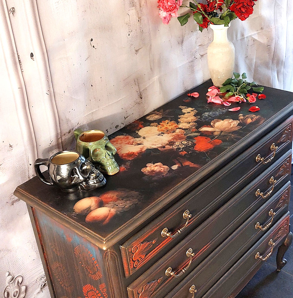 Commode gothique romantique noire peinte à la main avec plateau floral baroque