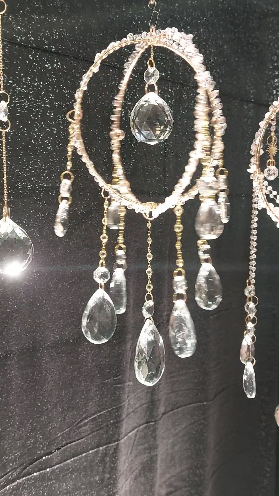 Miniature : Détail des pampilles en cristal recyclé de l'attrape-soleil Orb, captant la lumière pour créer des reflets scintillants