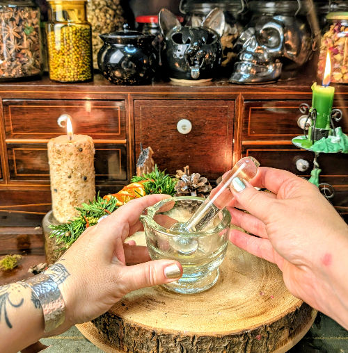 Miniature : Petit mortier et pilon witchy pour travaux witchraft et sorcellerie verte