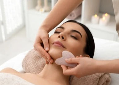 in diesen Kurs erlernst du die Guasha Massage mit der du schwellungen und Augenringe beseitigen kannst, Muskelverspannungen lösen kannst und deine Haut zum strahlen bringst