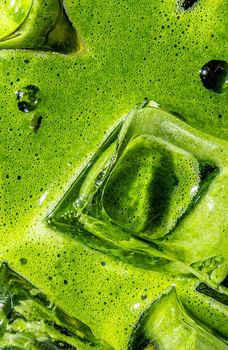 Nahaufnahme von frisch aufgeschlagenem Matcha mit Eiswürfel  bei CHOI CAFE in Wien