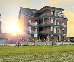 2 E-Auto Ladesäulen vor dem Haus