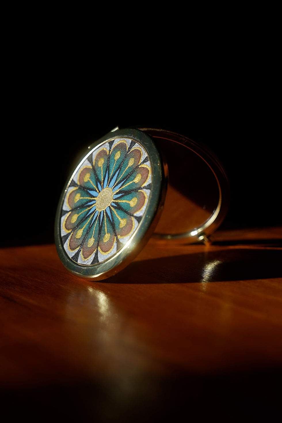 Médaillon de soie ornant un miroir doré