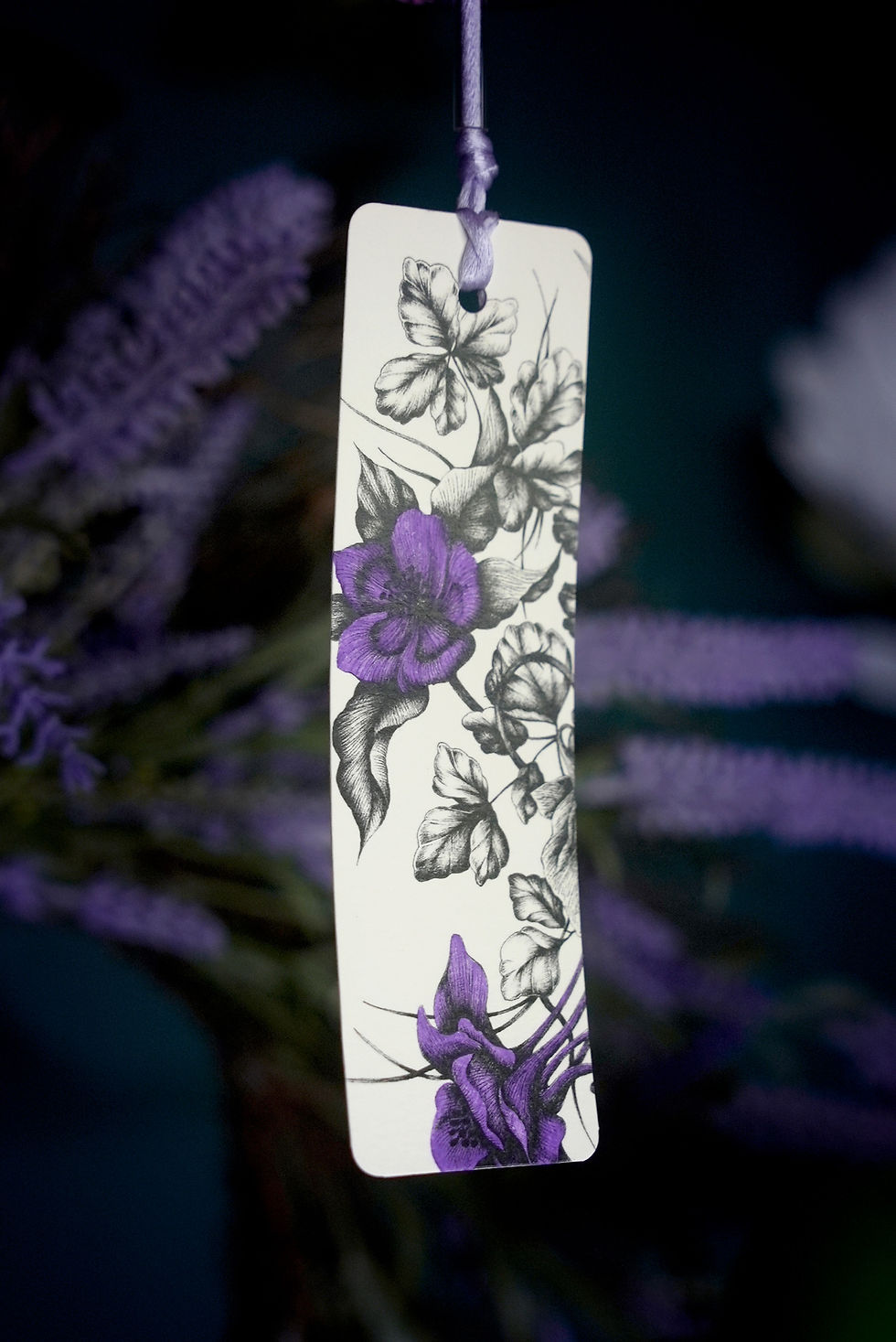 Illustration de fleurs violettes réalisé à la main à l'encre noire et violette