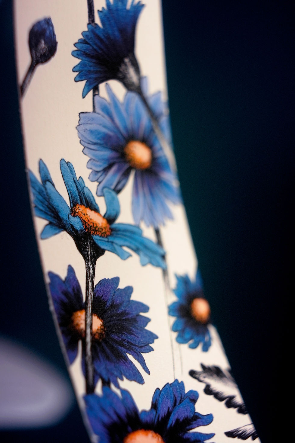Miniature : Zoom sur les fleurs bleues dessinées