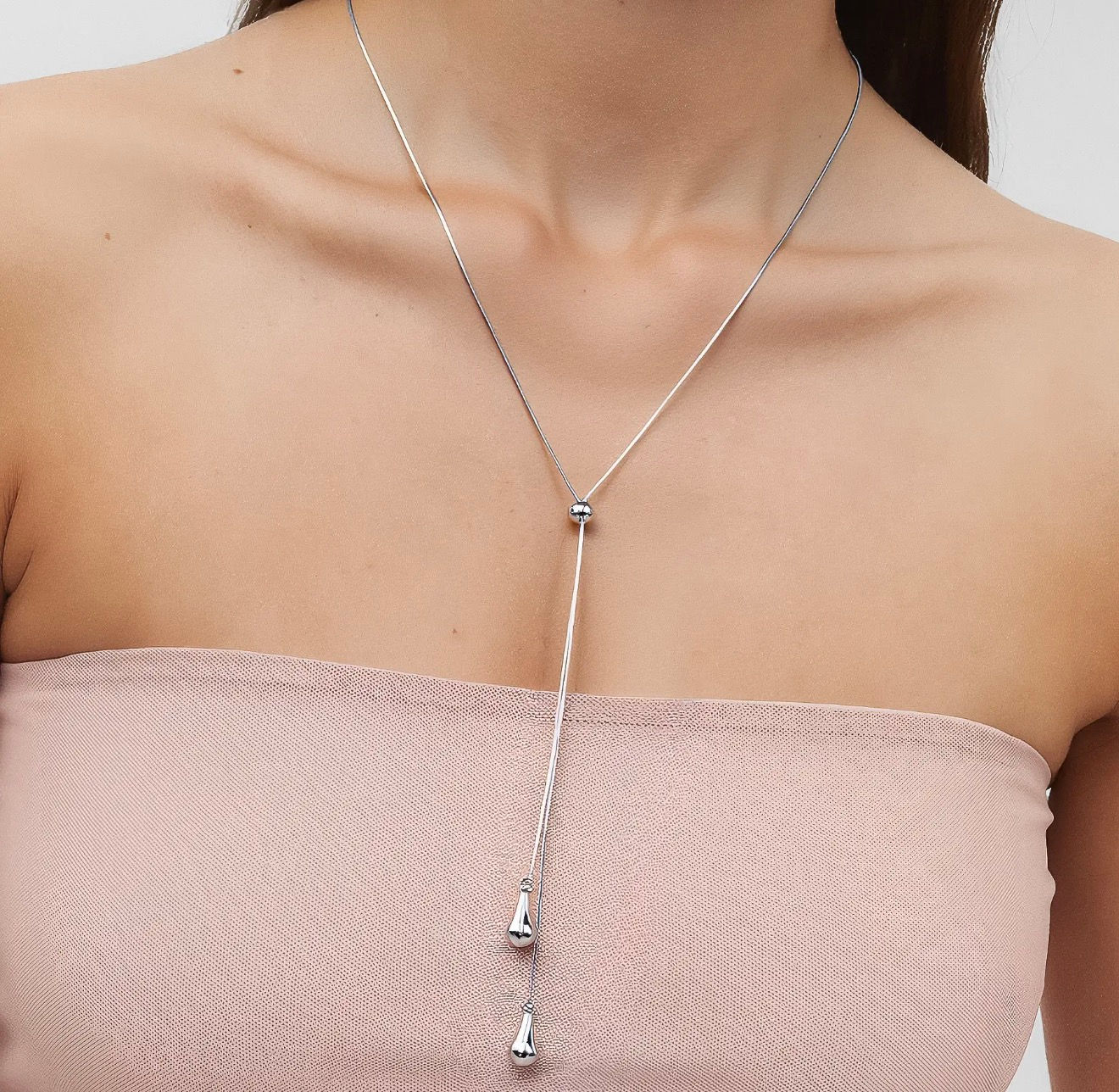 Trésor adjustable lariat drop necklace on a model
