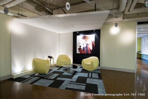 Salle d'attente élégante avec des sièges confortables.
