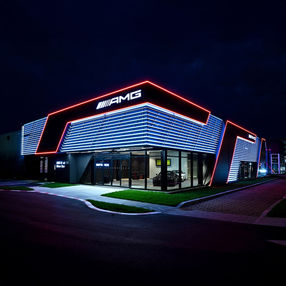 Bâtiment d'entreprise moderne illuminé la nuit.