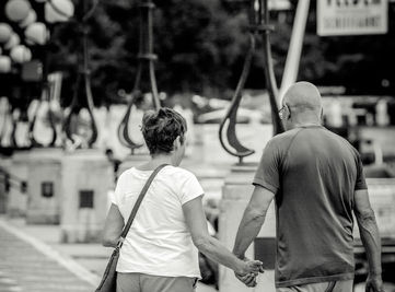 Rentnerpärchen geht am Hafen spazieren