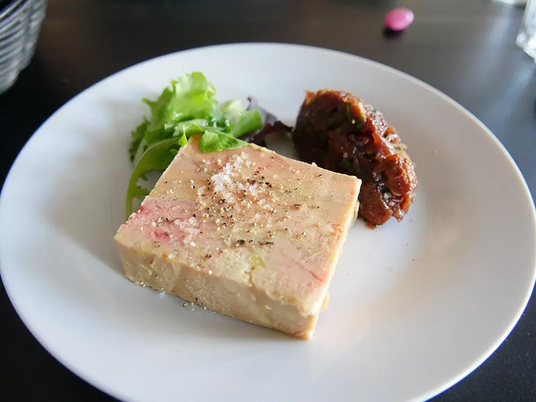 Terrine de foie gras au Pineau des Charentes et confitures d’oignons