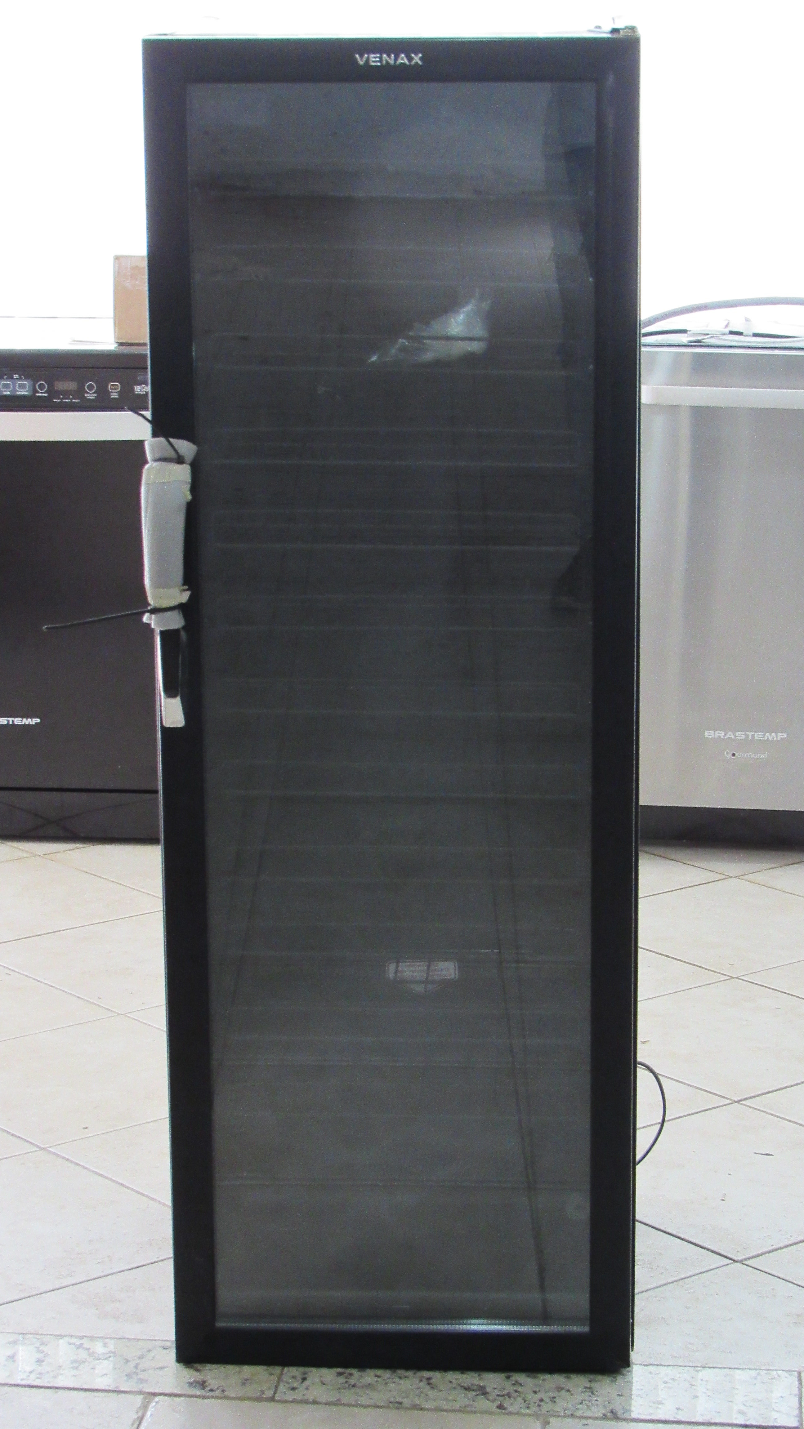 Adega Climatizada por Compressor 59 garrafas Venax Modelo NGV200