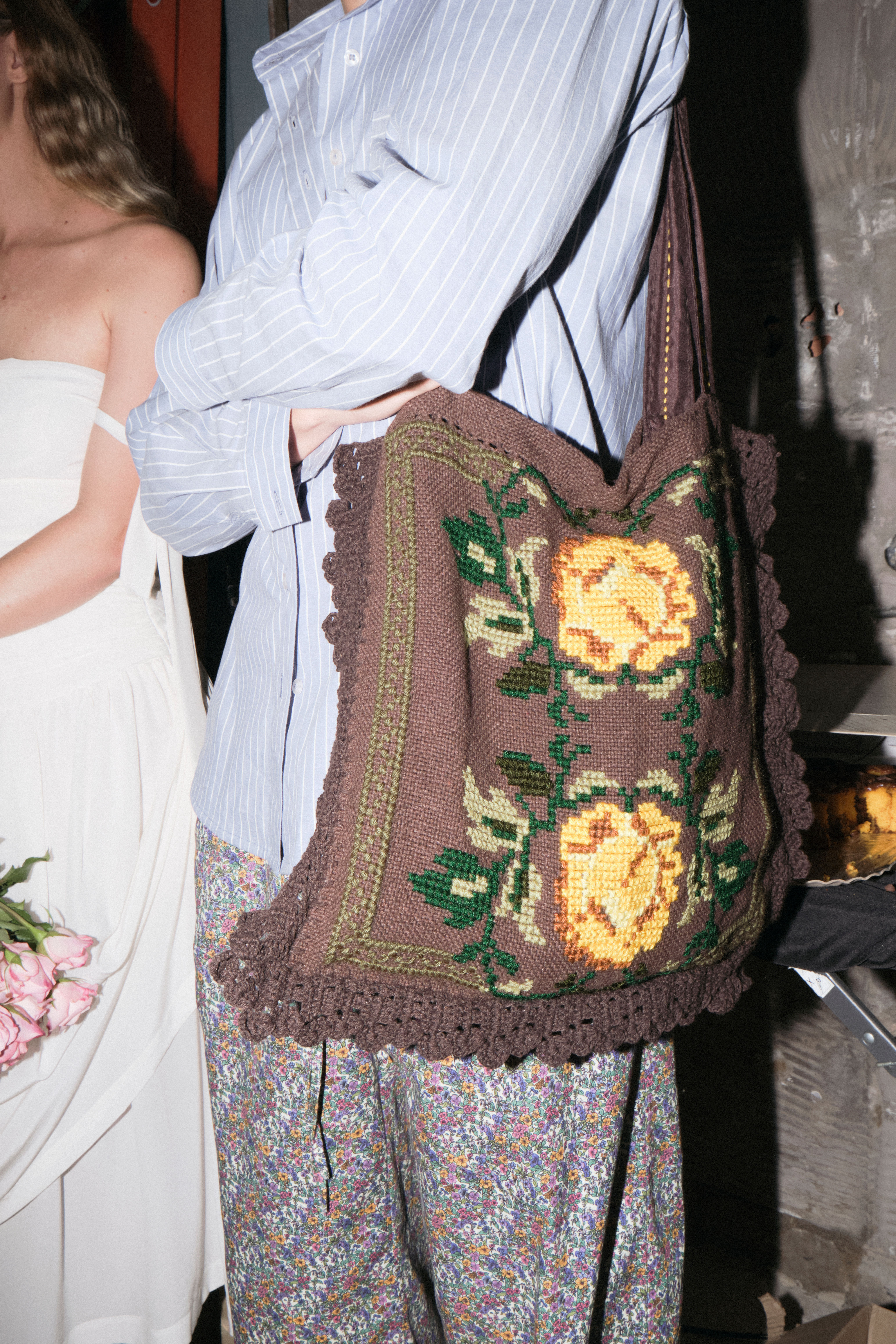 Bolsa Almofada Bordada Marrom