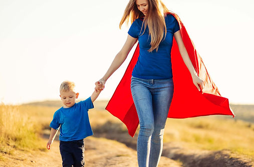 maman avec une cape qui tire son enfant par la main