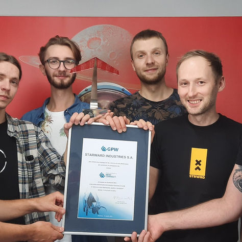 Statuetka debiutanta NewConnect w rękach Starward Industries