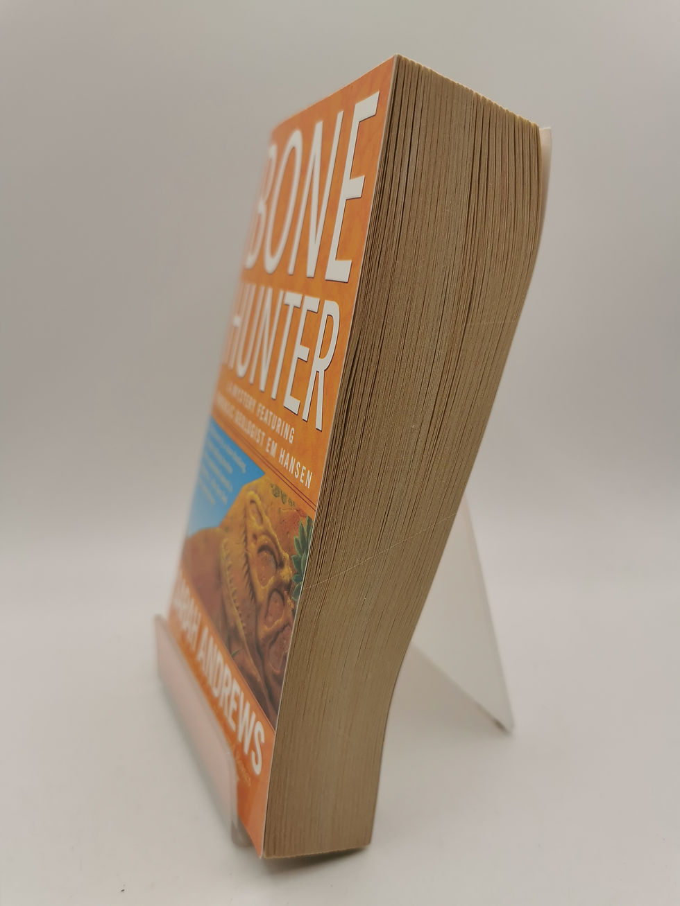 Thumbnail: Bone Hunter - Sarah Andrews