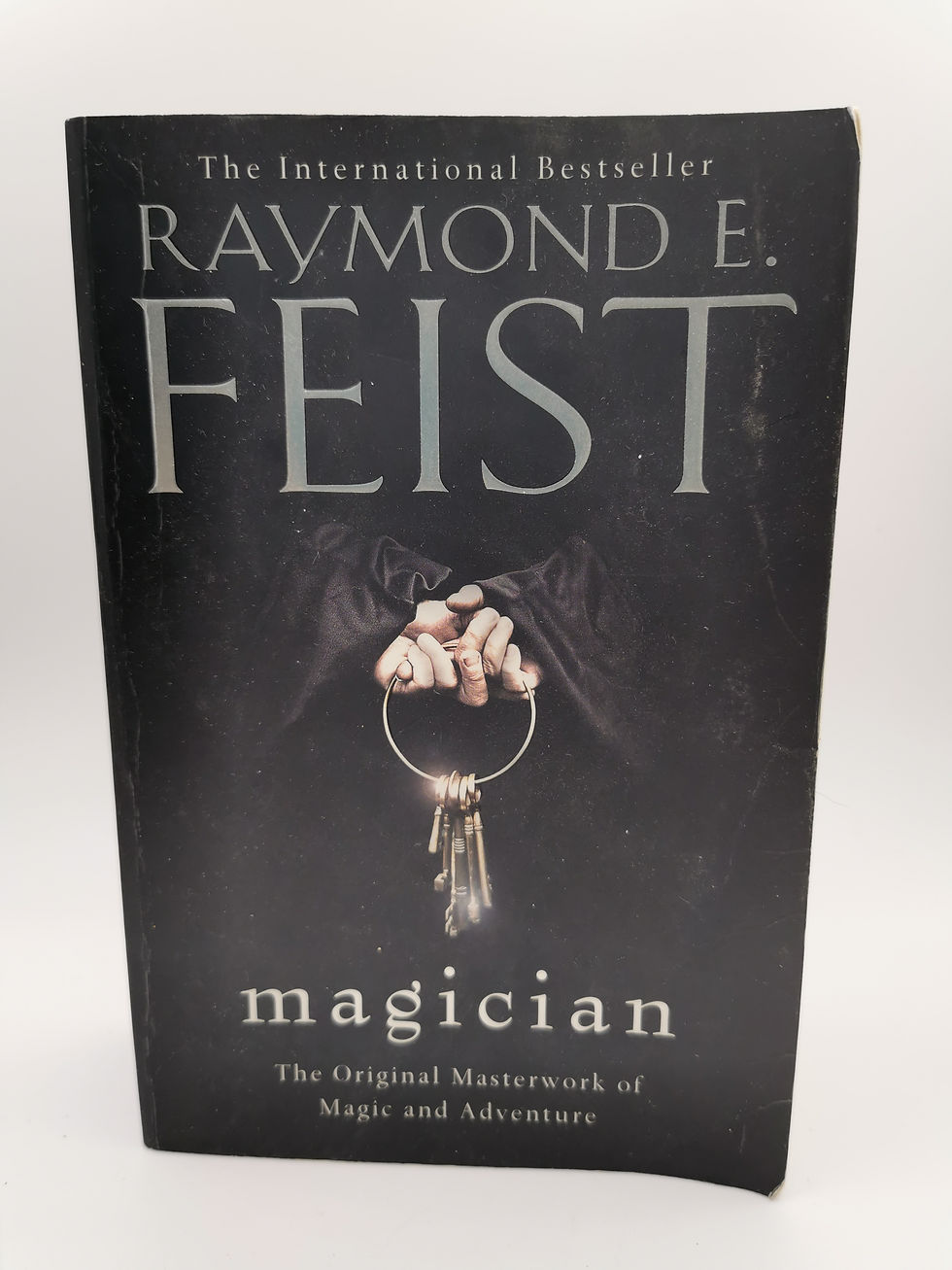 Thumbnail: Magician - Raymond E. Feist