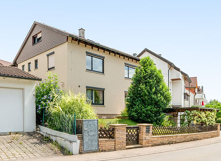 ATTRAKTIVES ZWEIFAMILIENHAUS MIT GARTEN