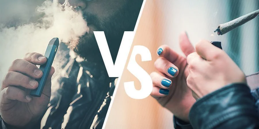 Imagen de una persona vapeando vs una persona fumando.